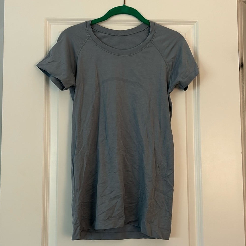 Women’s shady blue lululemon tee